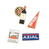 Pin's de promoción premium, con superficie de resina sintética - 30-34 mm